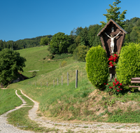 fileadmin/roha/images_galerie/kirche_religion/Anger/KKKM-ANG-WOLF-0001-0-0-11-roha-Wegkreuz-Anger-Wolfertsau-Weg-Strasse-Bank.png