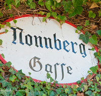 fileadmin/roha/images_galerie/orte_landschaft/Salzburg/Nonnberg/SA-NONNB-DET-0013-D-roha-Salzburg-Nonnberg-Gasse-Schild.png