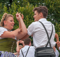 fileadmin/roha/images_galerie/brauchtum/Tracht/Trachtenverein_Anger/AN-DORFF-0001-1347-03-D-roha-Anger-Dorffest-Tracht-Tanz-Dirndl-Bua--Zwoasteirer.png