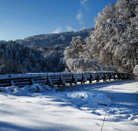 fileadmin/roha/images_galerie/Hintergrund-Download/3840x2160/AN-HOE-WIN-0088-03-D-roha-Anger-Hoeglwoerth-See-Winter-Steg.png