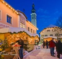 fileadmin/roha/images_galerie/brauchtum/Weihnachten/Christkindlmarkt-Anger/AN-WEI-0022-D-roha-Anger-Dorfplatz-Weihnachten-Winter-Schnee-Christkindlmarkt-Kirchturm.png