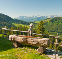 fileadmin/roha/images_galerie/orte_landschaft/Aschau/ASCHAU-SACHR-GEIGLST-0008-D-roha-Aschau-Sachrang-Geiglstein-Schreckalm-Brunnen-Wasser-Wilder-Kaiser-Zahmer-Kaiser.png