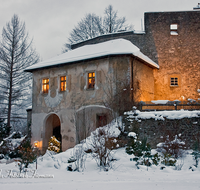 fileadmin/roha/images_galerie/brauchtum/Weihnachten/Christkindlmarkt-Bad-Reichenhall/BAD-REI-GRUT-CHRIST-0001-D-roha-Bad-Reichenhall-Burg-Gruttenstein-Christkindlmarkt-Winter.png