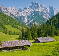 fileadmin/roha/images_galerie/orte_landschaft/Berchtesgaden/Nationalpark_Klausbachtal_Wimbachtal_-Klamm/BGD-NAT-BIND-0021-1-D-roha-Berchtesgaden-Nationalpark-Bindalm-Panorama-Almhuette.png