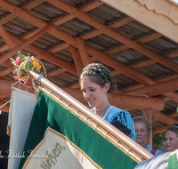 fileadmin/roha/images_galerie/orte_landschaft/Anger/Anger-Trachten-Musik-Fest/BR-FEST-ANG-MUS-TRACH-2018-08-19-1042-03-D-roha-Brauchtum-Fest-Anger-Trachtenverein-Musikkapelle-Fahne.png