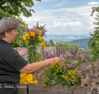 fileadmin/roha/images_galerie/brauchtum/Kraeuterbuschen/BR-KRAEUT-ANG-2018-0014-D-roha-Brauchtum-Kirche-Kraeuter-Buschen-binden-Blumen.png