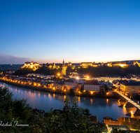 fileadmin/roha/images_galerie/orte_landschaft/Burghausen/BURGH-PAN-NA-0006-D-roha-Burghausen-Salzach-Burg-Panorama-Nacht-Stimmung.png