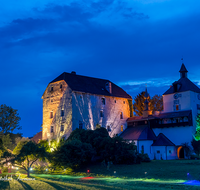 fileadmin/roha/images_galerie/orte_landschaft/Laufen/LAUF-TRIEB-0009-D-roha-Laufen-Schloss-Triebenbach-Nacht-blaue-Stunde-Beleuchtung.png