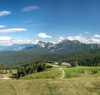 fileadmin/roha/images_galerie/orte_landschaft/Stoisser-Alm/TEI-STO-0050-D-P-roha-Teisendorf-Anger-Stoisseralm-Pano.png