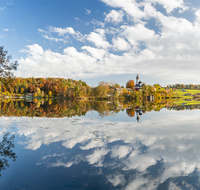 fileadmin/roha/images_galerie/orte_landschaft/Anger/Hoeglwoerth/AN-HOE-0079-D-P-roha-Anger-Hoeglwoerth-Kloster-See-Spiegelung-Herbst.png