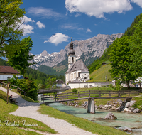 fileadmin/roha/images_galerie/orte_landschaft/Berchtesgaden/Ramsau/BGD-RA-0022-D-roha-Berchtesgaden-Ramsau-Kirche-Zwiebel-Turm-Reiter-Alpe-Ramsauer-Ache-Wasser-Steg.png