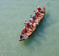 fileadmin/roha/images_galerie/brauchtum/Fronleichnam/Oberndorf-Himmelbrotschutzen/BR-FRON-OBERND-0031-D-roha-Brauchtum-Fronleichnam-Oberndorf-Salzach-Schiffer-Garde-Zille-Schiff-Himmelbrotschutzen.png