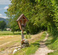 fileadmin/roha/images_galerie/kirche_religion/Teisendorf/KKKM-TEIS-SUR-DA-0001-D-roha-Wegkreuz-Teisendorf-Surdammweg.png