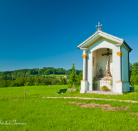 fileadmin/roha/images_galerie/kirche_religion/Waging/KKKM-WAG-TACH-0010-D-roha-Martl-Kapelle-Waging-Taching-Weg.png