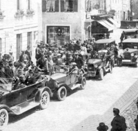 fileadmin/roha/Interessantes-in-Kurzform/Teisendorf-Marktstrasse-Auto-Parade-Marien-Brunnen-10x15.png