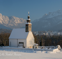 fileadmin/roha/images_galerie/orte_landschaft/Bad_Reichenhall/BAD-REI-NONN-0001-03-D-roha-Bad-Reichenhall-Nonn-Kirche-Winter-Zwiebelturm-Lattengebirge.png