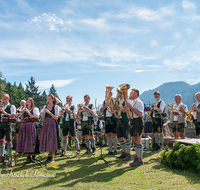 fileadmin/roha/images_galerie/orte_landschaft/Piding/Piding-Feste-Theater-usw/BR-ALMM-STEIN-ALM-1139-02-D-roha-Brauchtum-Almmesse-Piding-Steineralm-Musikkapelle-Aufham.png