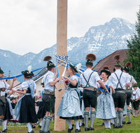 fileadmin/roha/images_galerie/brauchtum/Maibaum/Anger-Hoeglwoerth/BR-MAIB-ANG-2017-1622-01-D-roha-Brauchtum-Maibaum-Anger-Bandltanz.png