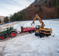 fileadmin/roha/images_galerie/orte_landschaft/Ruhpolding/RUH-BIATH-DEP-0001-01-1-D-roha-Ruhpolding-Chiemgau-Arena-Biathlon-Schneedepot-Lastwagen-Bagger.png