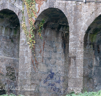 fileadmin/roha/images_galerie/orte_landschaft/Salzburg/Festung/SA-FESTU-MAU-0008-D-roha-Salzburg-Festung-Mauer-Muellner-Schanze-Wehrgraben-Bruecke-Tor.png