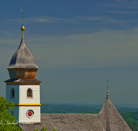 fileadmin/roha/images_galerie/orte_landschaft/Siegsdorf/SIE-MA-0011-D-roha-Siegsdorf-Maria-Eck-Wallfahrtsort-Kirche-Kirchturm-Kirchturmuhr.png