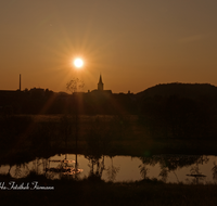 fileadmin/roha/images_galerie/orte_landschaft/Teisendorf/TEI-SU-0007-D-roha-Teisendorf-Sonnenuntergang-Kirche-Weiher-Wasser-Spiegelung.png