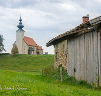 fileadmin/roha/images_galerie/architektur-Haeuser/AINR-THUND-0006-D-roha-Ainring-Thundorf-Ulrichshoegl-Kirche-Stadel-Herbst.png