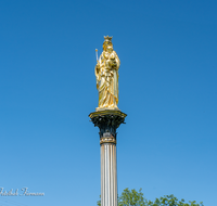 fileadmin/roha/images_galerie/kirche_religion/Anger/AN-DORFPL-MAR-0003-D-roha-Anger-Dorfplatz-Mariensaeule-Gold.png