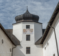 fileadmin/roha/images_galerie/orte_landschaft/Anger/Hoeglwoerth/AN-HOE-KLOST-0088-D-M1-roha-Anger-Hoeglwoerth-Kloster-Innenhof-Turm.png