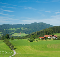 fileadmin/roha/images_galerie/orte_landschaft/Anger/Anger/AN-SCHOENB-0001-D-roha-Anger-Landschaft-Schoenbuch-Teisenberg-Bauernhof.png