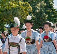 fileadmin/roha/images_galerie/orte_landschaft/Anger/Anger-Trachten-Musik-Fest/BR-TRACH-TEI-VER-ANG-2018-1231-01-D-roha-D-roha-D-roha-Brauchtum-Tracht-Teisendorf-Anger-Festzug.png