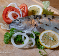 fileadmin/roha/images_galerie/kulinarisch/GAS-FISCH-0005-01-D-roha-Gastronomie-Forelle-Fisch-roh-Tomate-Zitrone-Zwiebel.png