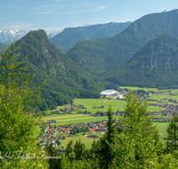 fileadmin/roha/images_galerie/orte_landschaft/Inzell/INZ-0115-D-roha-Inzell-Berge-Rauschberg-Panorama-Eisstadion.png