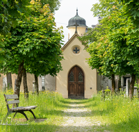 fileadmin/roha/images_galerie/orte_landschaft/Laufen/Klosterfriedhof/LAUF-KAPUZ-KI-0029-D-roha-Laufen-Kapuzinerkloster-Friedhof-Blumenwiese.png