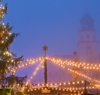 fileadmin/roha/images_galerie/brauchtum/Weihnachten/Christkindlmarkt-Salzburg/SA-CHRISTK-0026-D-roha-Salzburg-Christkindlmarkt-Domplatz-Dom-Buden-Christbaum.png