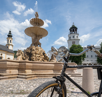 fileadmin/roha/images_galerie/orte_landschaft/Salzburg/Residenz-Kapitel-Mozartplatz/SA-RESID-PLA-RA-0003-D-roha-Salzburg-Residenz-Platz-Brunnen-Glockenspiel-Radl.png