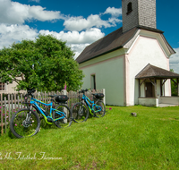 fileadmin/roha/images_galerie/Freizeit-Sport/E-Bike/SPO-E-BIKE-SAAL-MO-0003-D-roha-Sport-E-Bike-Saaldorf-Moosen-Kirche-Gartenzaun.png