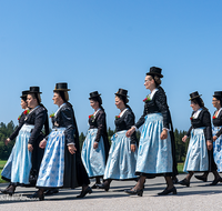 fileadmin/roha/images_galerie/orte_landschaft/Teisendorf/Neukirchen/Trachtenfest-Neukirchen-2019/BR-FEST-NEUK-TRACH-2019-08-11-1201-05-D-roha-Brauchtum-Fest-Neukirchen-Trachtenverein-Festzug.png