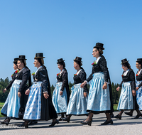 fileadmin/roha/images_galerie/orte_landschaft/Teisendorf/Neukirchen/Trachtenfest-Neukirchen-2019/BR-FEST-NEUK-TRACH-2019-08-11-1201-05-D-roha-Brauchtum-Fest-Neukirchen-Trachtenverein-Festzug.png