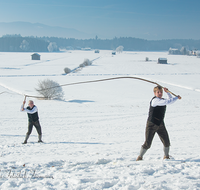 fileadmin/roha/images_galerie/brauchtum/Schnalzen/Schnalzen-Haarmoos/BR-SCHNA-HAARM-EICH-1112-02-D-roha-Brauchtum-Aper-Schnalzen-Haarmoos-Eichet-Schnee-Winter.png