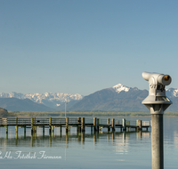 fileadmin/roha/images_galerie/orte_landschaft/Chiemsee/CHIE-CHIEM-STRA-0005-D-roha-Chiemsee-Chieming-Strand-Fernrohr-Steg-Berge-Kampenwand-Fruehling.png