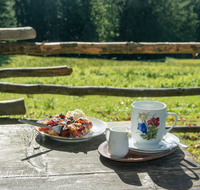 fileadmin/roha/images_galerie/orte_landschaft/Inzell/INZ-BAECK-ALM-GAS-0006-D-roha-Inzell-Baeckeralm-Herbst-Zaun-Kaffee-Kuchen-Tasse.png