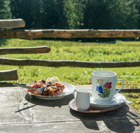 fileadmin/roha/images_galerie/orte_landschaft/Inzell/INZ-BAECK-ALM-GAS-0006-D-roha-Inzell-Baeckeralm-Herbst-Zaun-Kaffee-Kuchen-Tasse.png