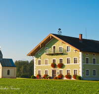 fileadmin/roha/images_galerie/kirche_religion/Kirchanschoering/KIRCH-POELLN-0001-D-roha-Kirchanschoering-Poelln-Bauernhof-Blumenschmuck-Kapelle.png