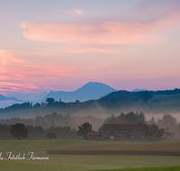 fileadmin/roha/images_galerie/stimmung-Sonne/Sonnenaufgang/SON-AU-STEINH-0012-D-roha-Sonnenaufgang-Anger-Steinhoegl-Kirche-Sonne-Gaisberg.png