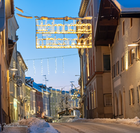 fileadmin/roha/images_galerie/orte_landschaft/Teisendorf/Teisendorf-Markt/TEI-MA-0005-8-1648-1-D-roha-Teisendorf-Marktstrasse-Weihnachten.png