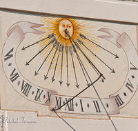 fileadmin/roha/images_galerie/architektur-Haeuser/TEI-WEI-UHR-0003-D-roha-Teisendorf-Weildorf-Sonnenuhr-Uhr.png