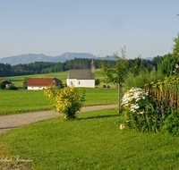 fileadmin/roha/images_galerie/kirche_religion/Waging/WAG-EGERD-0004-D-roha-Waging-Leonhard-am-Wonneberg-Egerdach-Kirche-Garten-Blumen-Weg.png