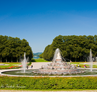 fileadmin/roha/images_galerie/orte_landschaft/Chiemsee/CHIE-HERR-0022-D-roha-Chiemsee-Herrenchiemsee-Brunnen-Garten.png