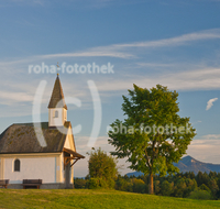 fileadmin/roha/images_galerie/orte_landschaft/Gstadt/GSTADT-SCHALCH-0007-D-roha-Gstadt-Schalchen-Kapelle-Chiemsee.jpg